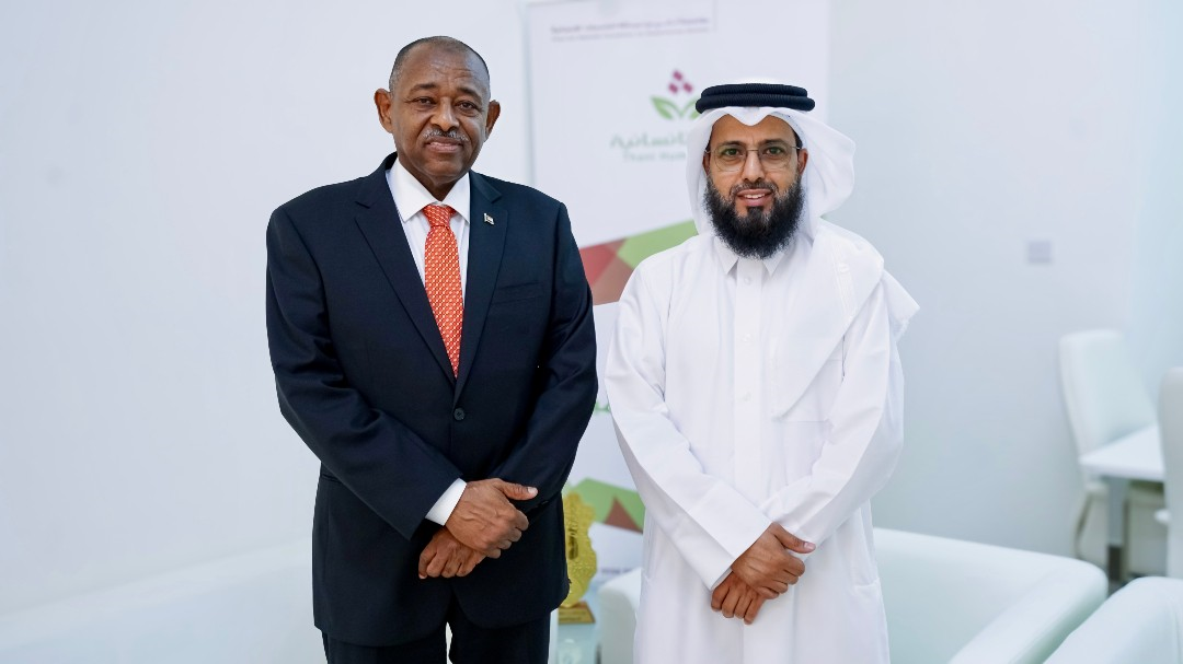 الدكتور عايض بن دبسان القحطاني مع سعادة السيد بدر الدين عبدالله محمد سفير جمهورية السودان لدى دولة قطر في زيارة رسمية لمؤسسة ثاني بن عبدالله الإنسانية
